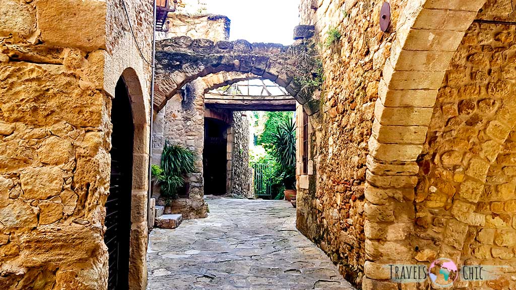 Calles adoquinadas llenas de arcos