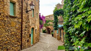 Calles empedradas y tienda artesanal de Peratallada pueblo medieval Peratallada