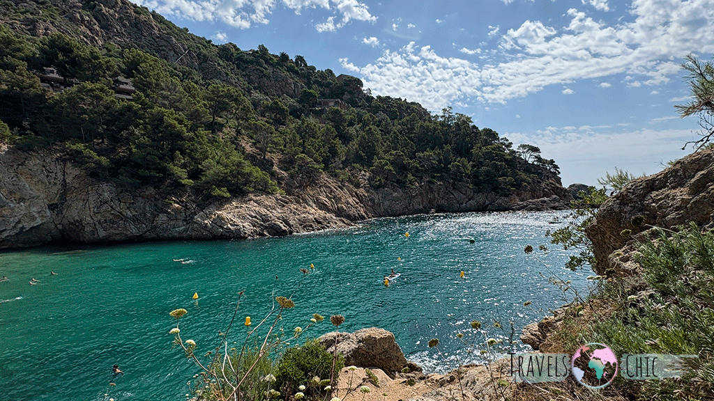Vista a la zona de rocas y cuevas marinas junto a Cala Pola