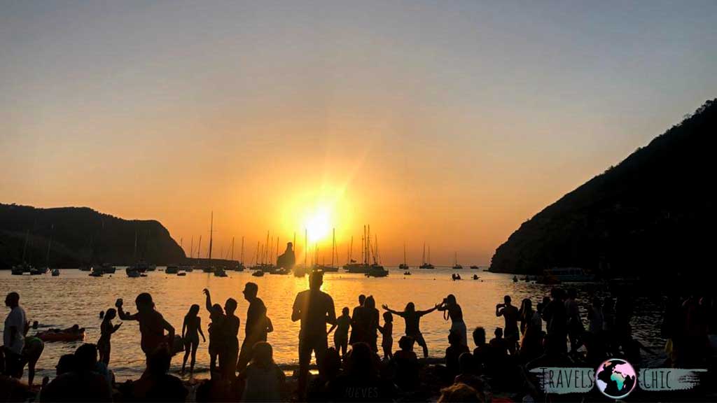 Foto de la Cala Benirras despidiendo al sol al ritmo de los tambores.