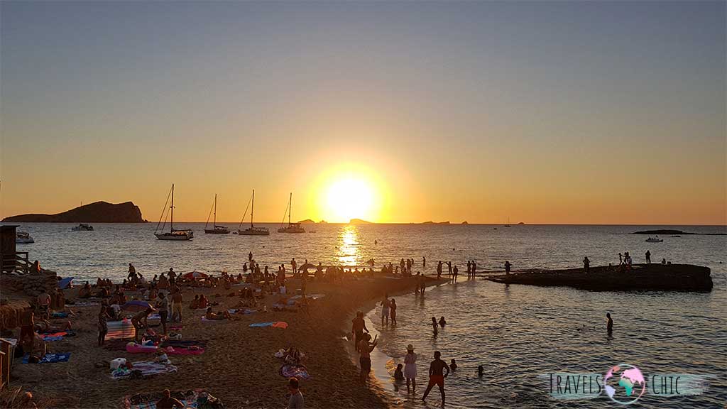 Ver la puesta de sol en cala conta, una de las mejores cosas que hacer en Ibiza