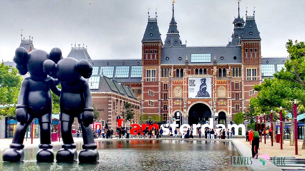 Rijksmuseum en la plaza de los museos