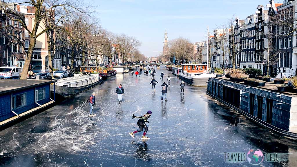 Pista de hielo en los canales en amsterdam en navidad