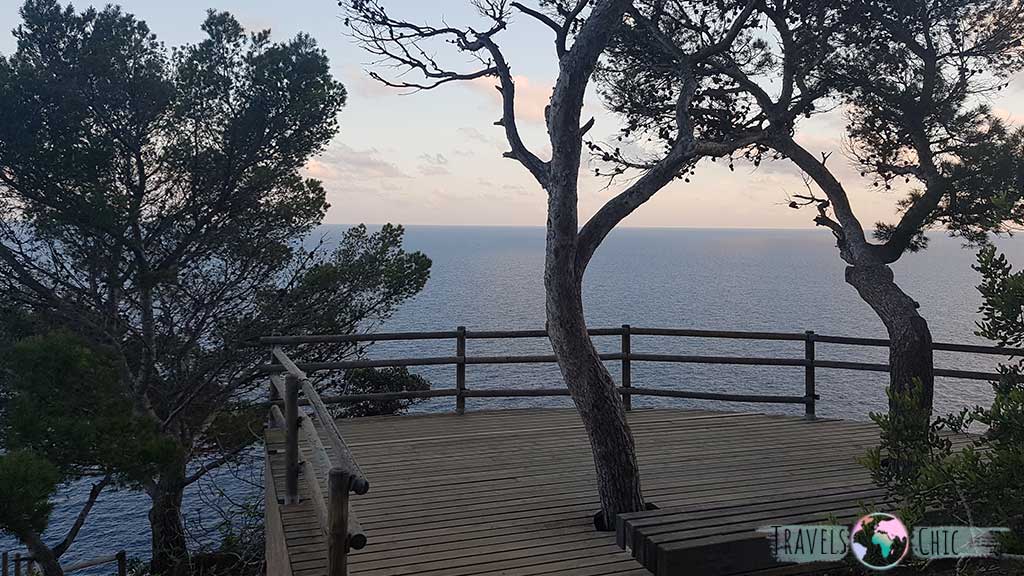 Mirador de madera con vistas al mar