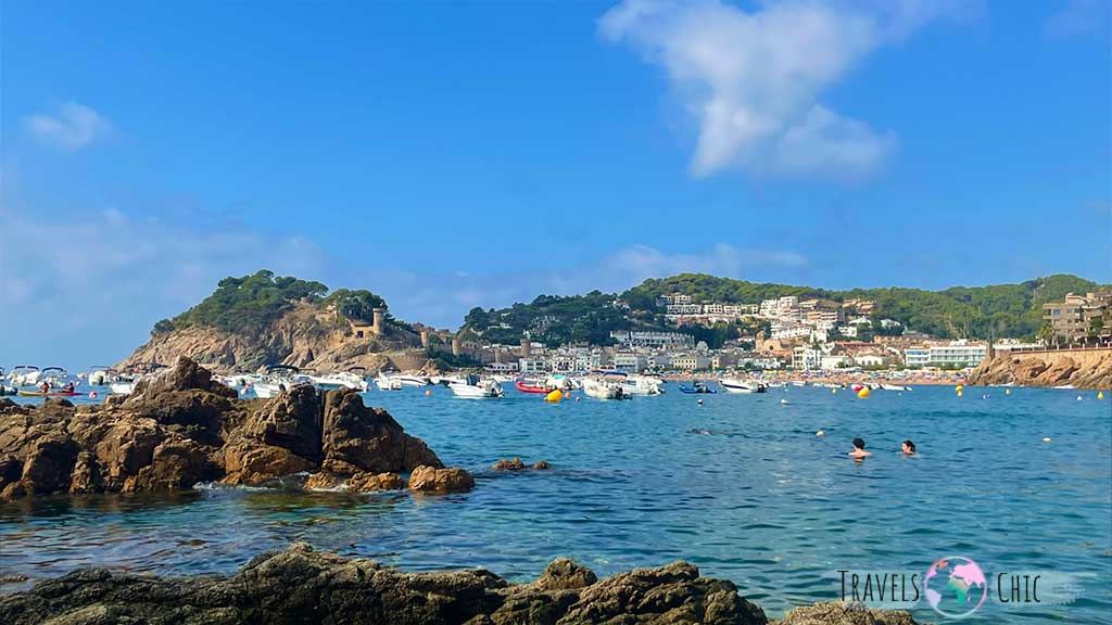 Una de las playas de Tossa de Mar con vistas al castillo