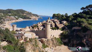 Vista de la playa y el castillo de Tossa de Mar
