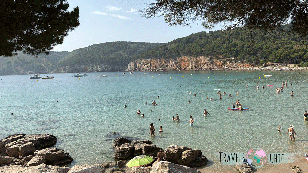 Playa de cala Montgó en verano