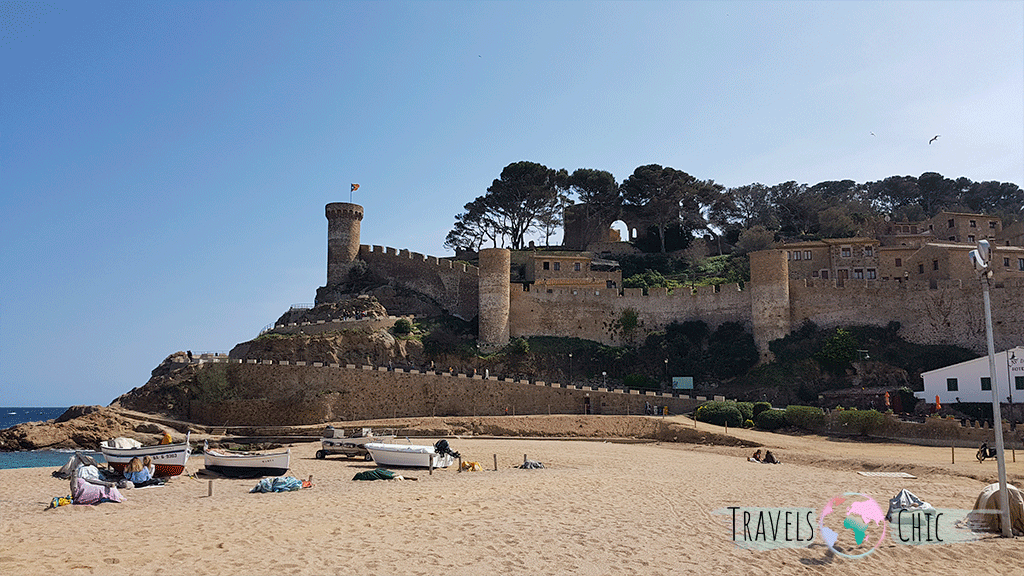 Playa grande Tossa de Mar con vistas a la muralla