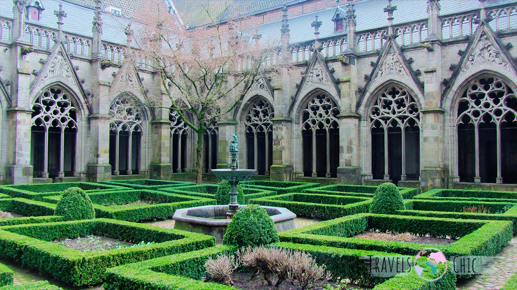 Hidden courtyard (hofje) in Utrecht city center