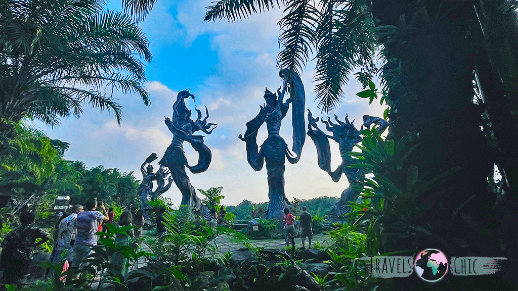 Taman Dedari, restaurante impresionante con figuras gigantes 
