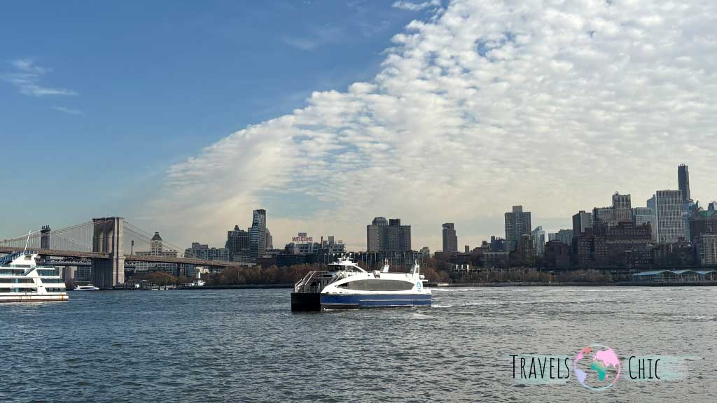 Barco que va hacia la estatua de la libertad