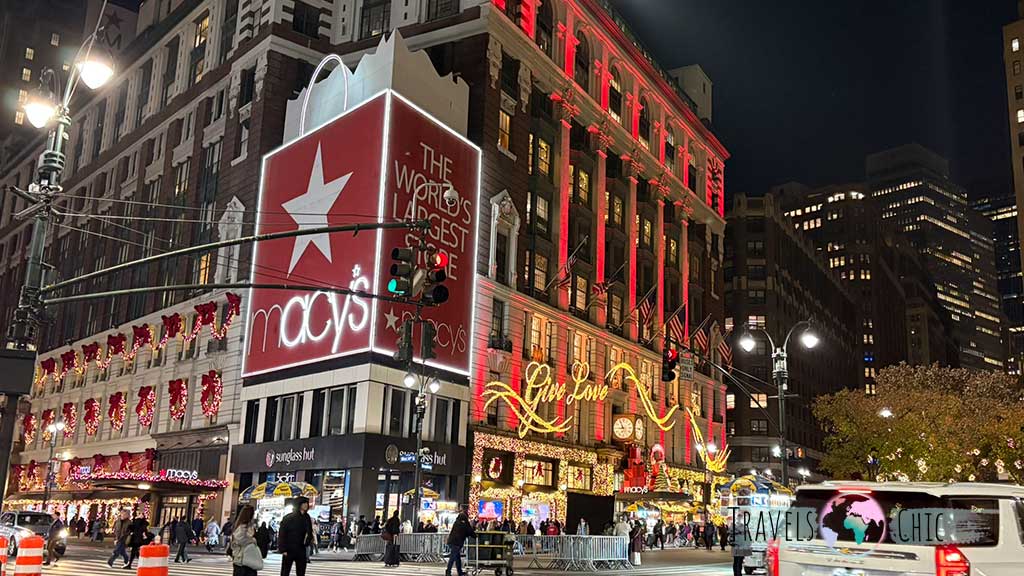 Macy's iluminado con decoración navideña