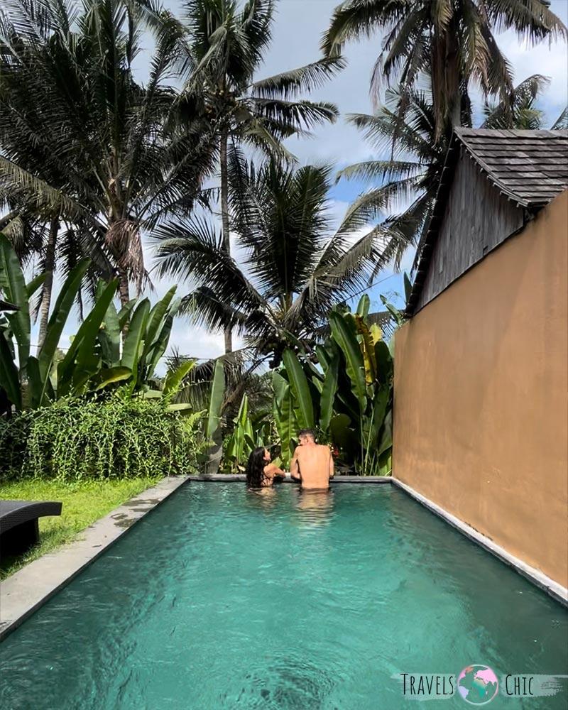 Mi pareja y yo en la piscina de la villa de Bali