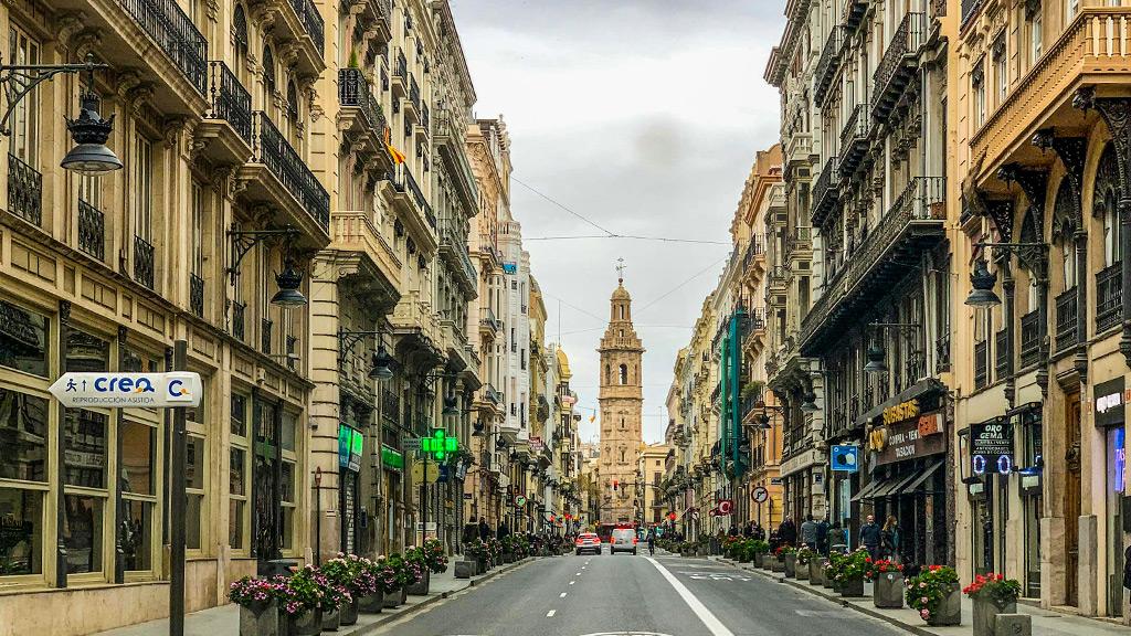 Calle estrecha de un barrio de Valencia